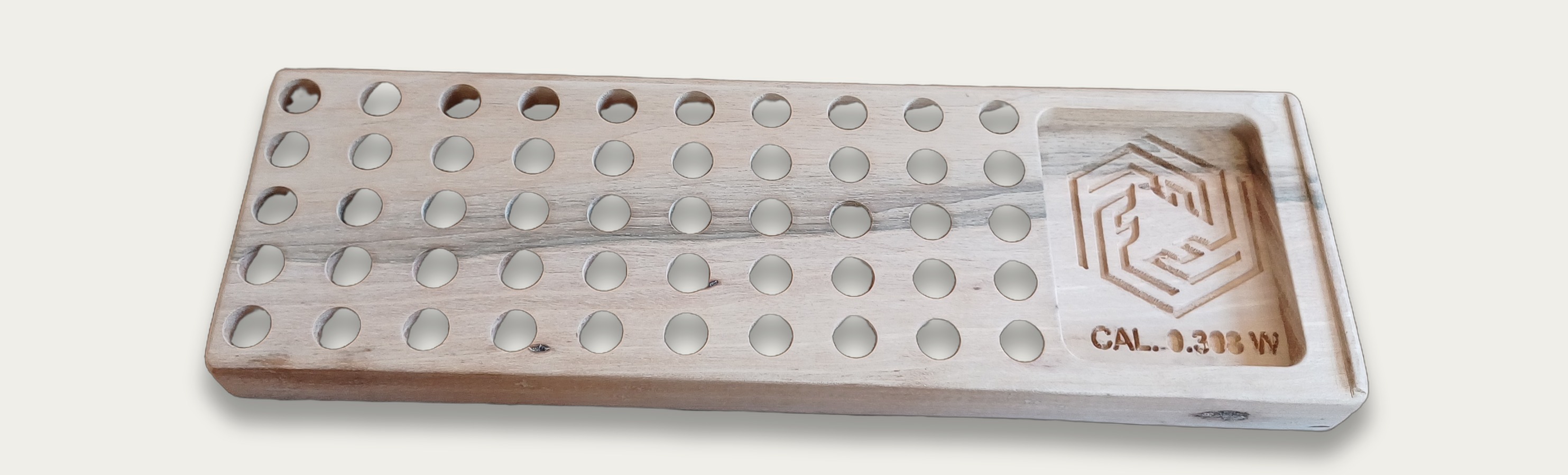 Plateau 50 postes : pièce en bois gravée